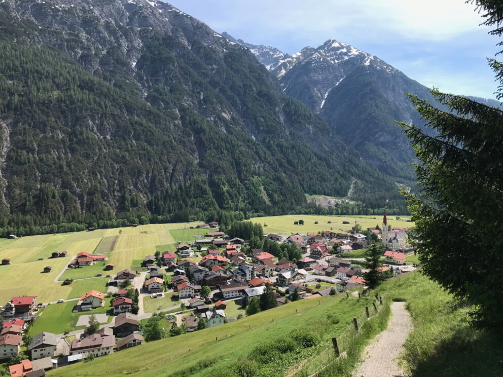 Wandern und Fit halten am Vitalweg in Holzgau im grünen Lechtal.