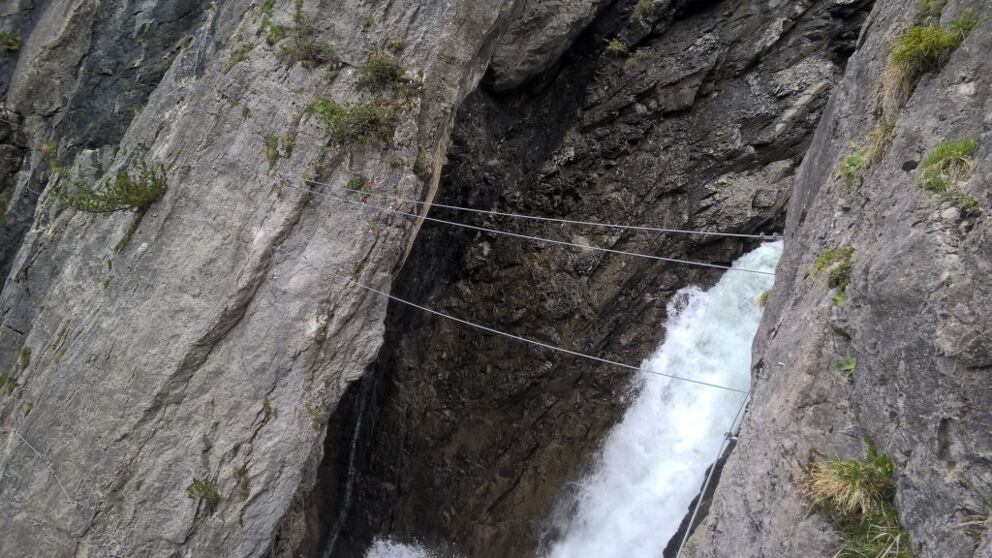 Untere Seilhängebrücke über den Simmswasserfall.