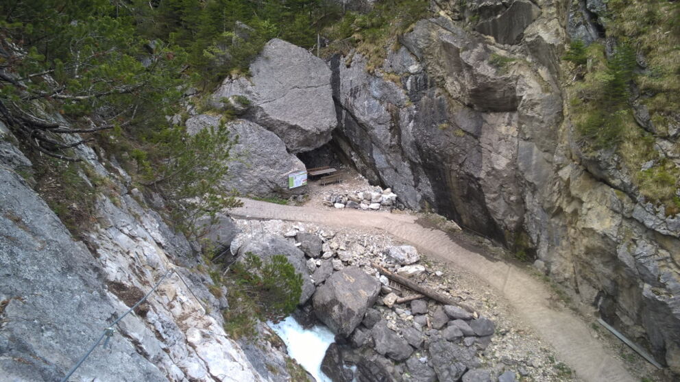Blick zum Rastplatz "Bärenhöle" von der Gamsrunde vor der Abzweigung zur Steinbockrunde.