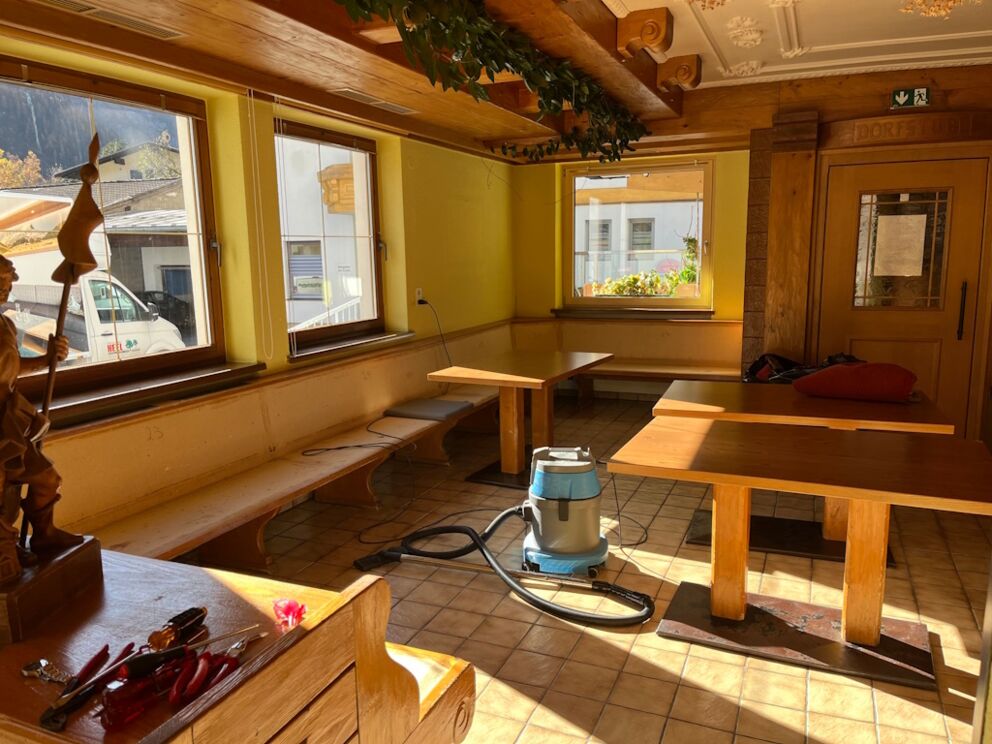 Vorbereitungsarbeiten für die Maler im Restaurant Dorfstube.
