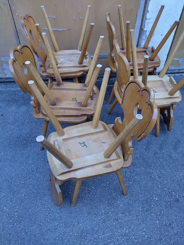 Vorbereitender Restaurant-Stühle für das Sandstrahlen in der Tischlerei Heel.