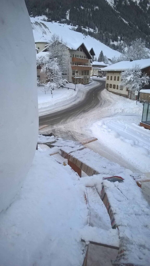 Gerüstbau für die Modellierung des Schneemannes in Holzgau.