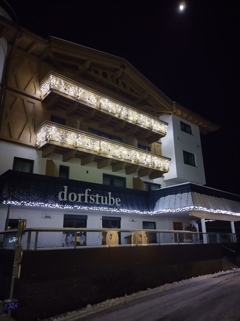 Effektive Weihnachtsbeleuchtung der Fachfirma Starline installiert auf den Balkonen der Dorfstube.