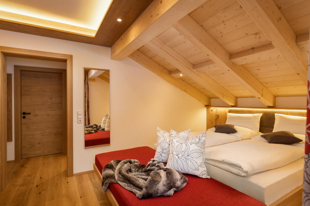 Gemütliches Doppelbettzimmer in der zweiten Etage mit Sichtdachstuhl.