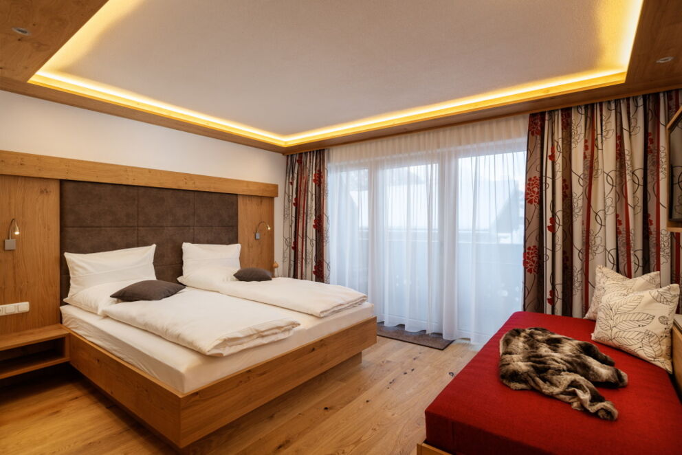 Helles und lichtdurchflutetes Gästezimmer in der zweiten Etage mit großem und breitem Balkon.