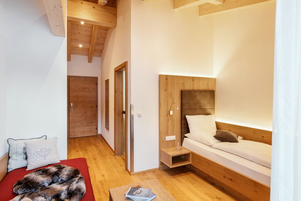 Großes Einzelzimmer in der obersten Etage mit Zusatzbett.
