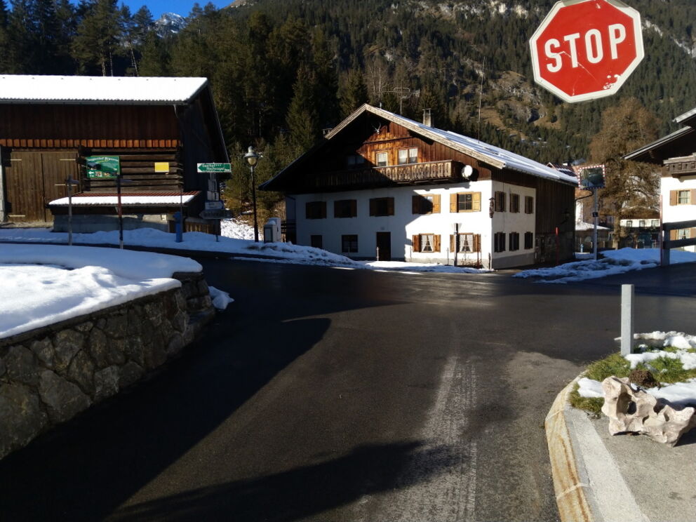 Von der Haltestelle GH-Kreuz in Vorderhornbach wandern Sie Richtung Hinterhornbach.