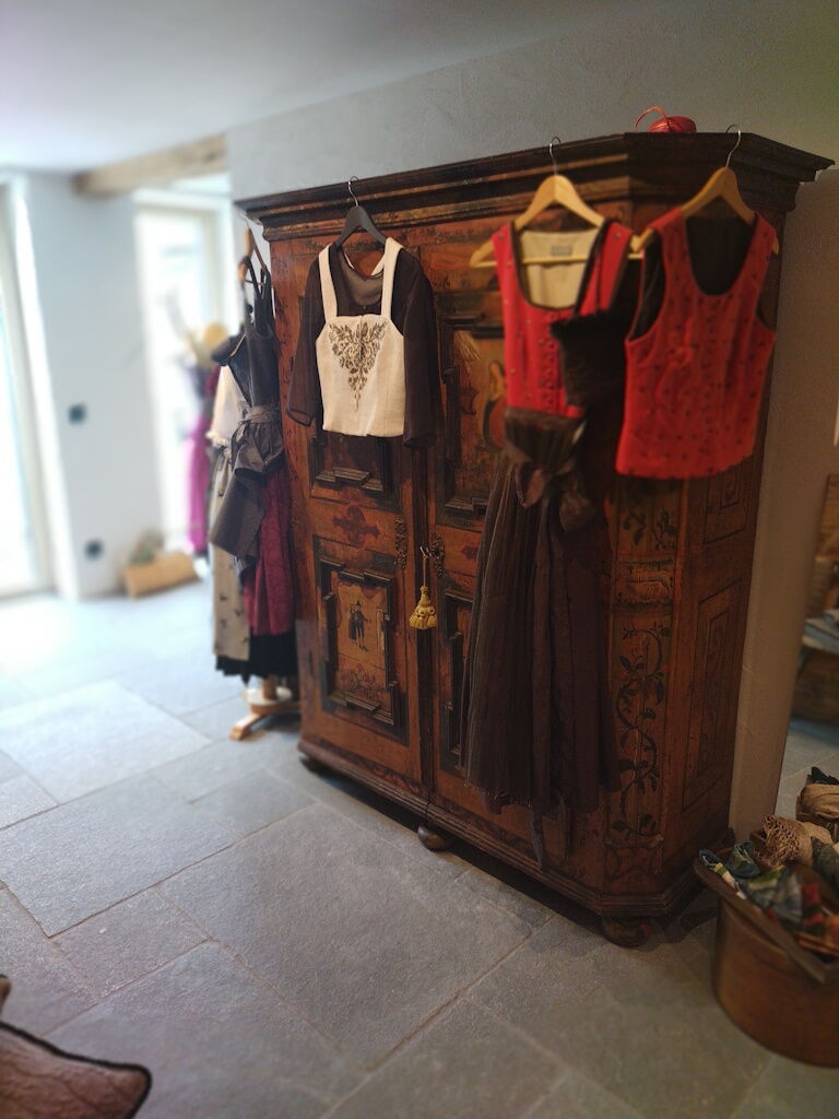 Atelier Klosterhaus in Holzgau mit Ausstellungsstücken der Trachtenmode.