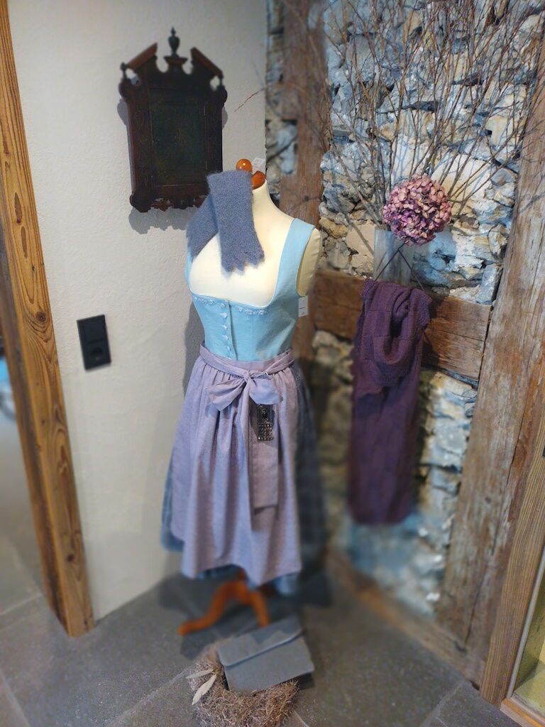 Ausstellungsstücke und verkäufliche Trachtenmode im Atelier-Klosterhaus im Naturpark-Lechtal Holzgau.