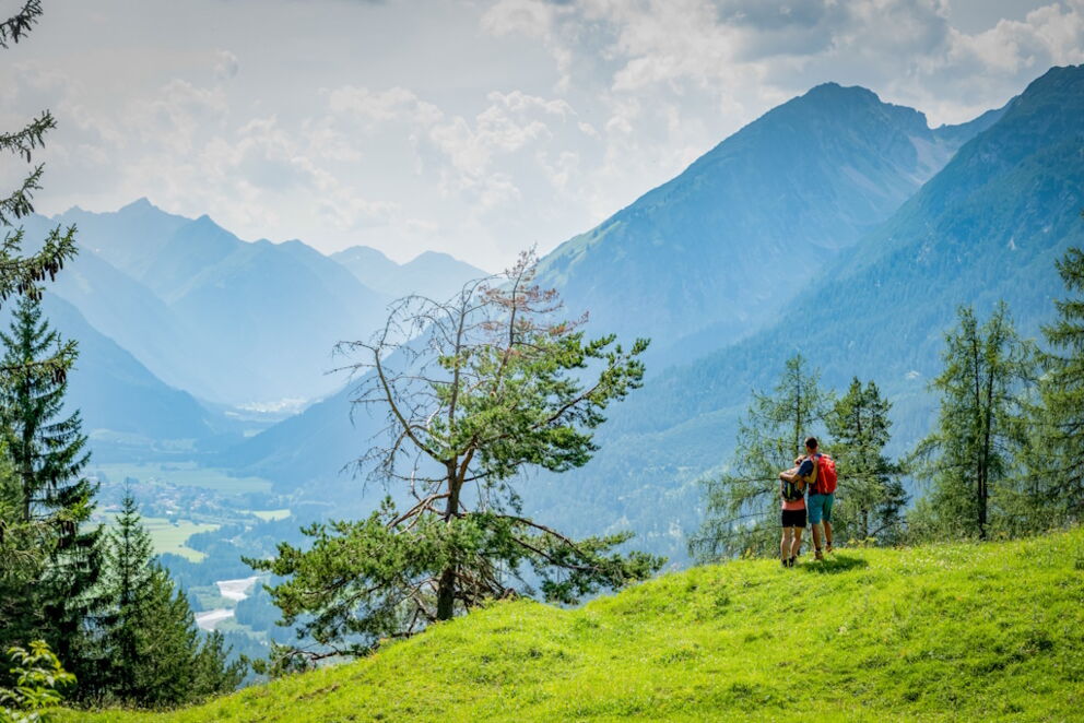 Wandern im grünen Lechtal, vorbei an saftigen Wiesen und guter Luft.