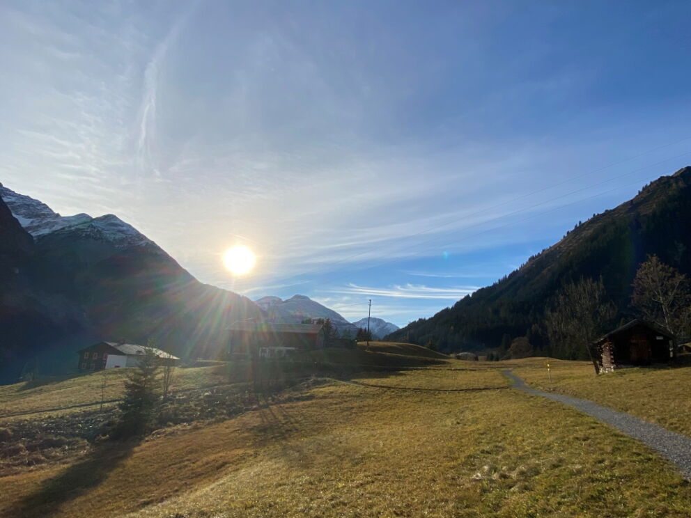 Wandern an einem schönen Herbsttag nach der Ankunft in der Dorfstube in Holzgau.