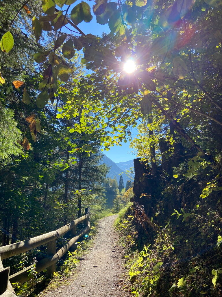 Herbstwanderausklang im schönen Naturpark-Lechtal mit einer Rundwanderung in den Allgäuer Alpen.