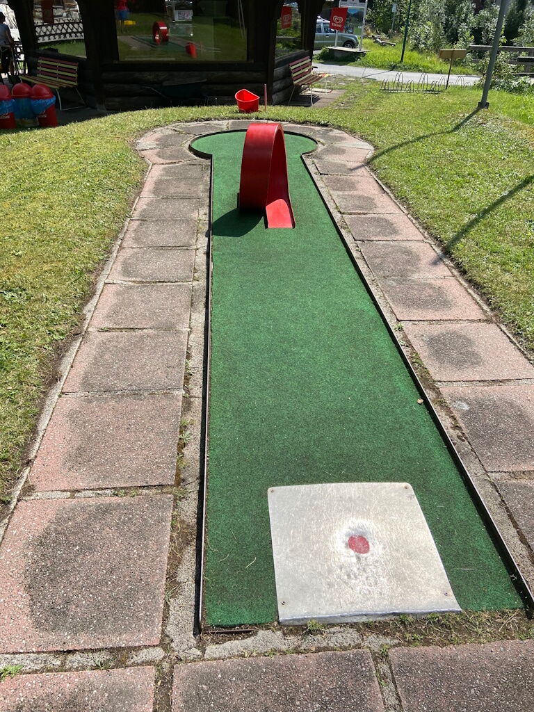 Looping-Minigolfbahn als Abschluss der Minigolf-Partie.