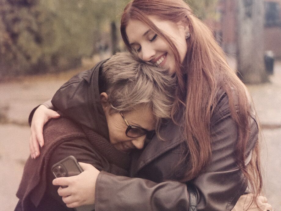 Eine Mutter und Tochter, die sich umarmen; © arty auf Unsplash