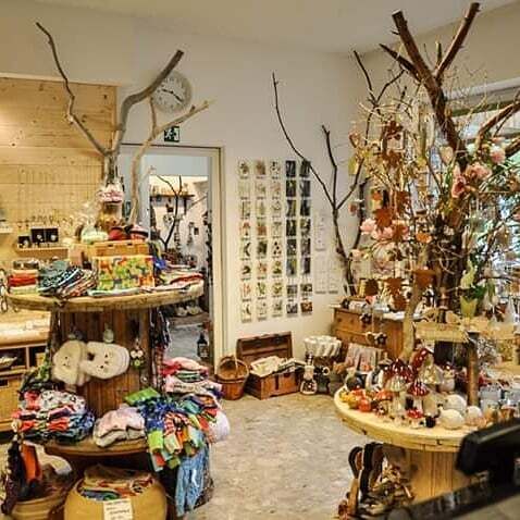 Großzügige Verkaufsfläche im Kreativladen in Bach mit verschiedenen Naturmaterialien aus der Region.