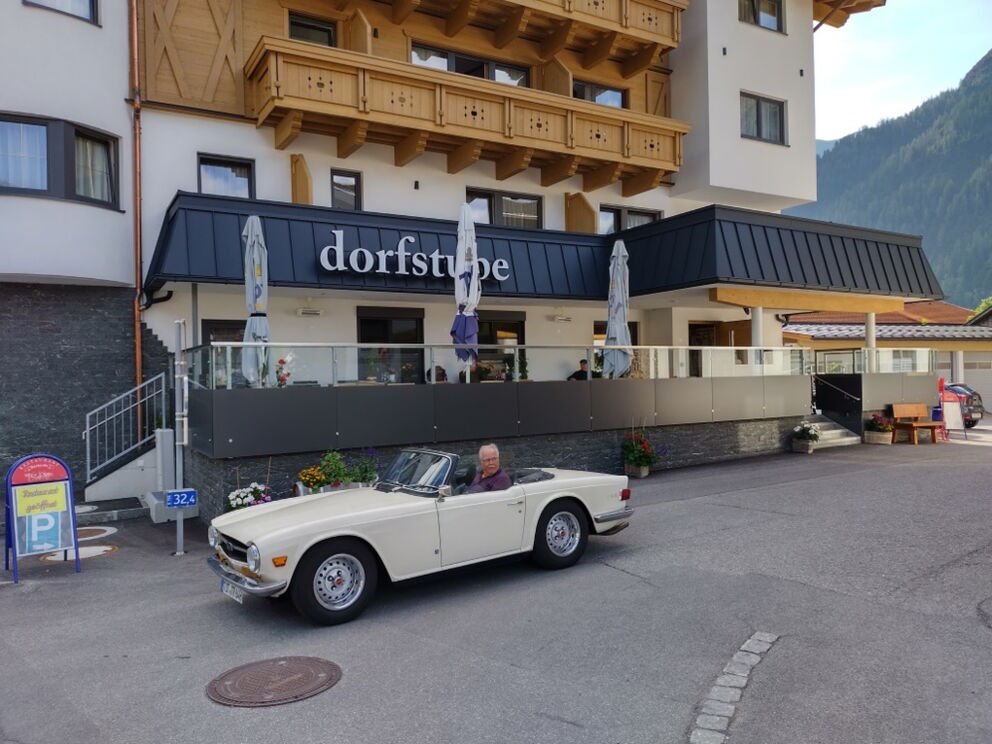 Ausfahrt mit den Oldtimern nach dem Frühstück in der Übernachtungs-Pension-Dorfstube.