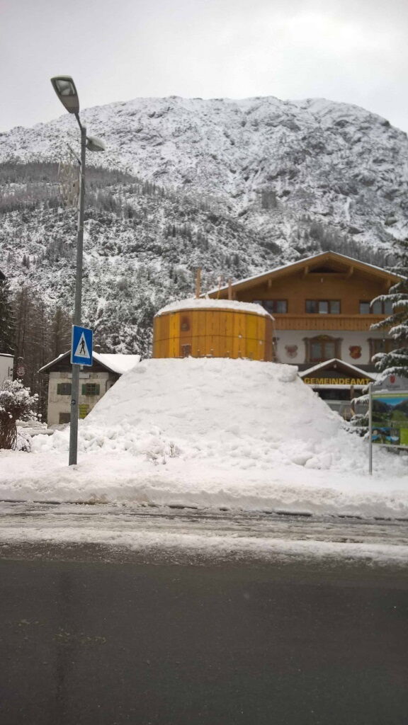 Aufbauarbeiten am Schneemann in Holzgau, zweite Kugel fertig verdichtet.