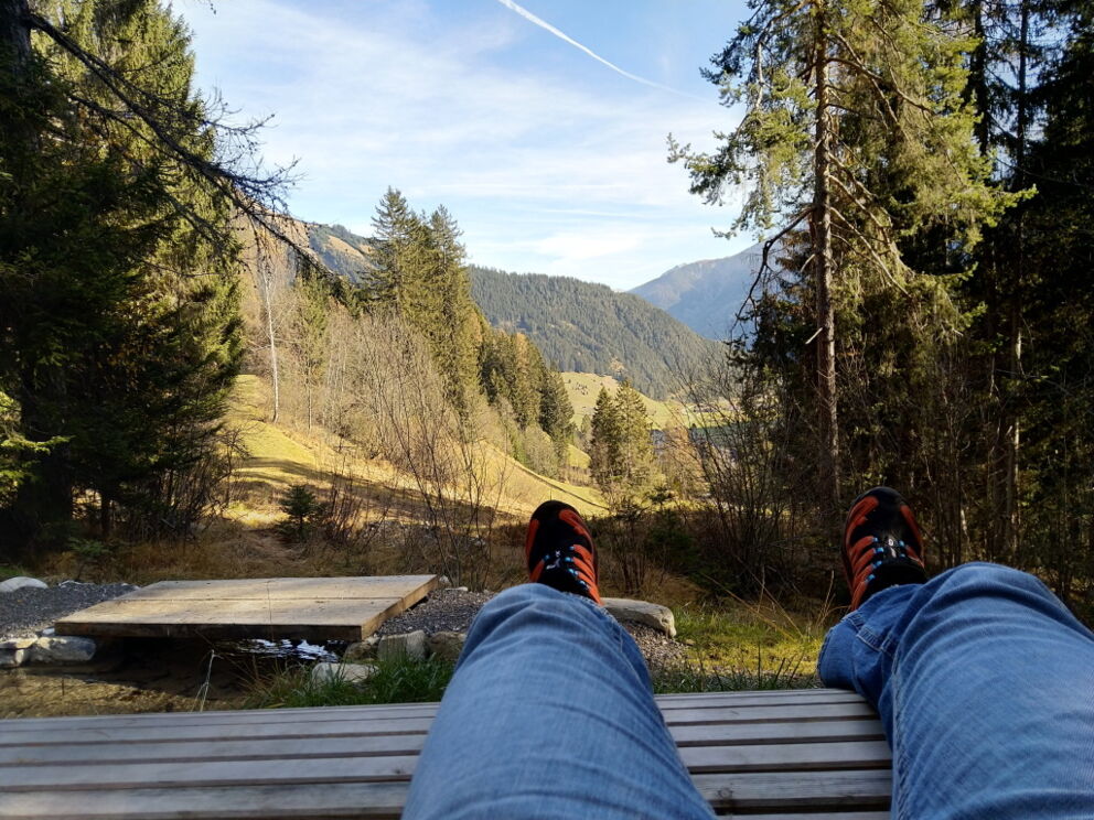 Ruhe genießen und abschalten. Geräusche am Vitalweg in Holzgau wahrnehmen