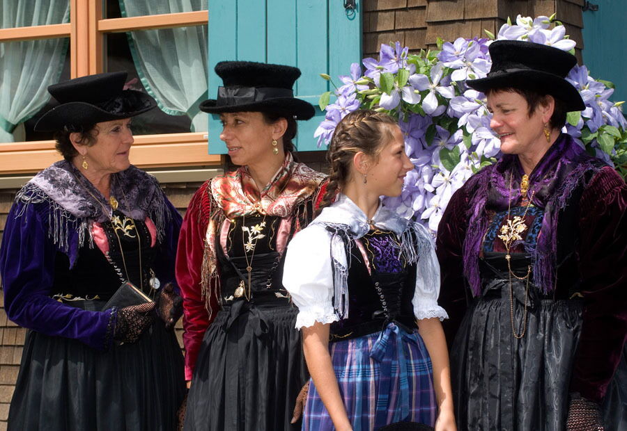 An Festtagen sehen Sie die Lechtaler Trachtenfrauen.