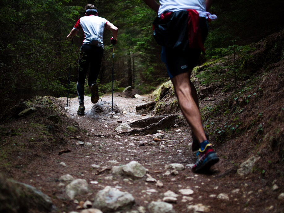 Laufen entlang einem guten Trail im Lechtal.