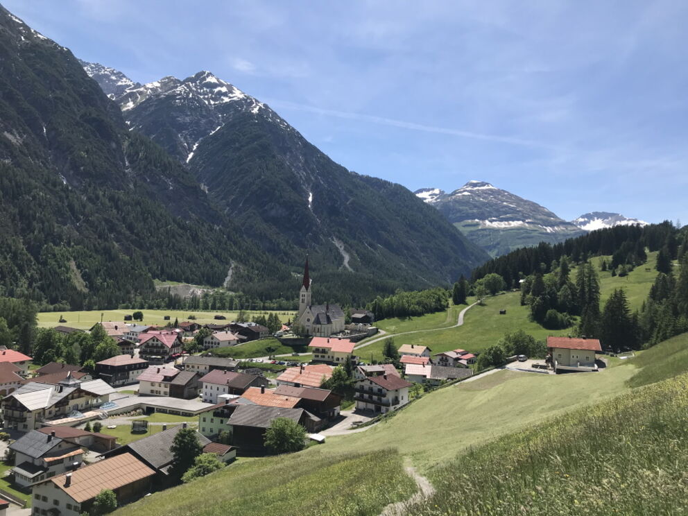 Wandern entlang dem Vitalweg in Holzgau zur Fußgängerhängebrücke im Sommer.