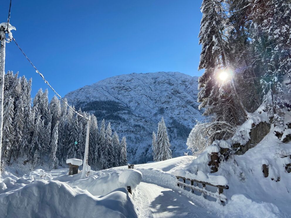 Wandern in herrlicher Winterlandschaft bei viel Neuschnee im Naturpark-Lechtal in Holzgau.