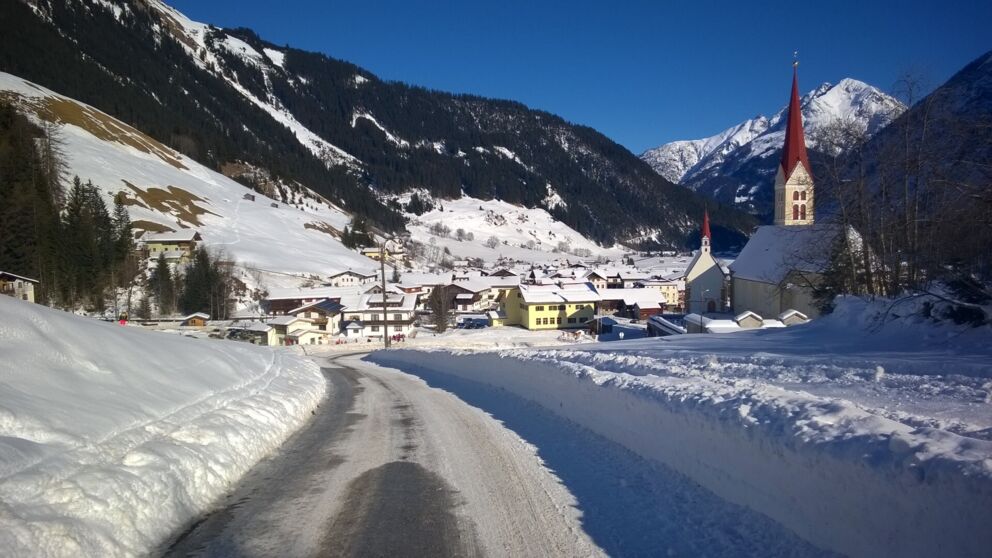 Winterwandern über „Gföll“ zur Hängebrücke.