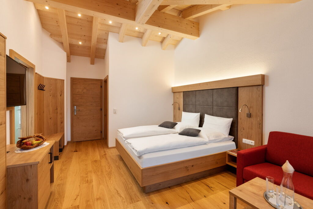 Sichtdachstuhlzimmer mit Kreuzgiebel in der obersten Etage der Dorfstube in Holzgau.