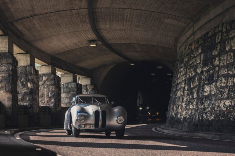 Flexenpassgallerie mit dem Oldtimer bei der Classic-Rally am Arlberg.