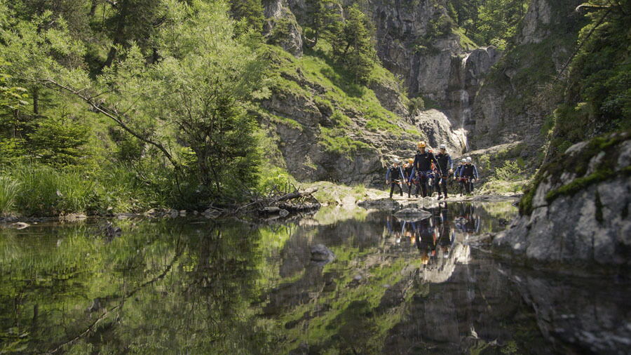 Nach einer Canyoningtour die Ruhe am stillen Wasser und der Natur genießen.