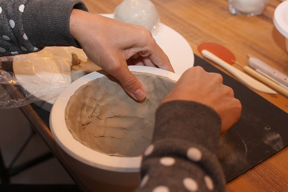 Genauigkeit ist gefragt, mit sauberem Arbeiten, feine Handarbeit im Keramik-Kurs-Facettenreich in Holzgau.