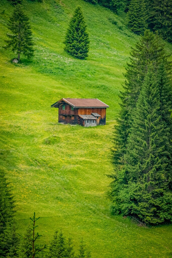 Grünes Lechtal und herrlich, saftig, grüne Seitentäler des Lechtales.
