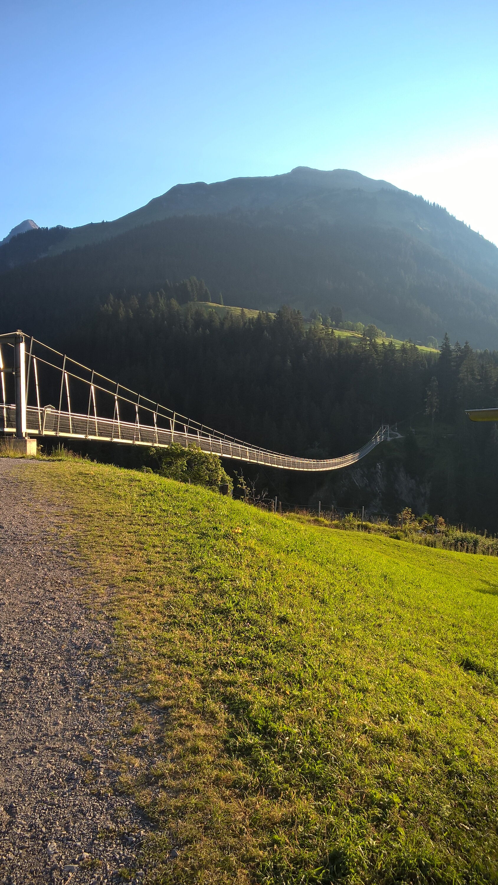 Wandern am frühen morgen zur längsten und höchsten Fußgängerhängebrücke im Naturpark-Lechtal.
