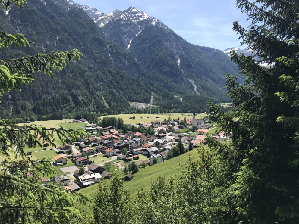 Schöne Frühsommerwanderungen in Holzgau mit Blick über die Naturparkgemeinde Holzgau.