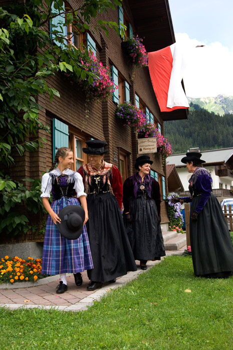 Die Lechtaler Tracht und die Frauen in Tracht beim Trachtenumzug in Lech am Arlberg.