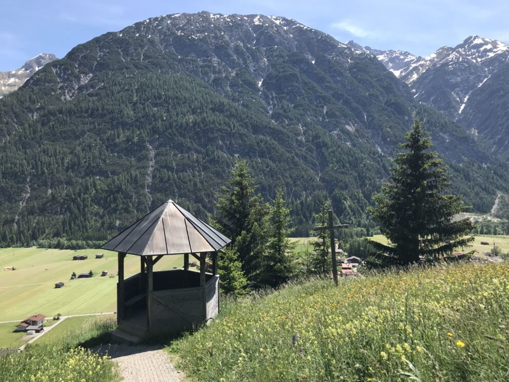 Wandern zum Lusthäuschen in Holzgau entlang dem Vital-Weg zur Jöchelspitze.