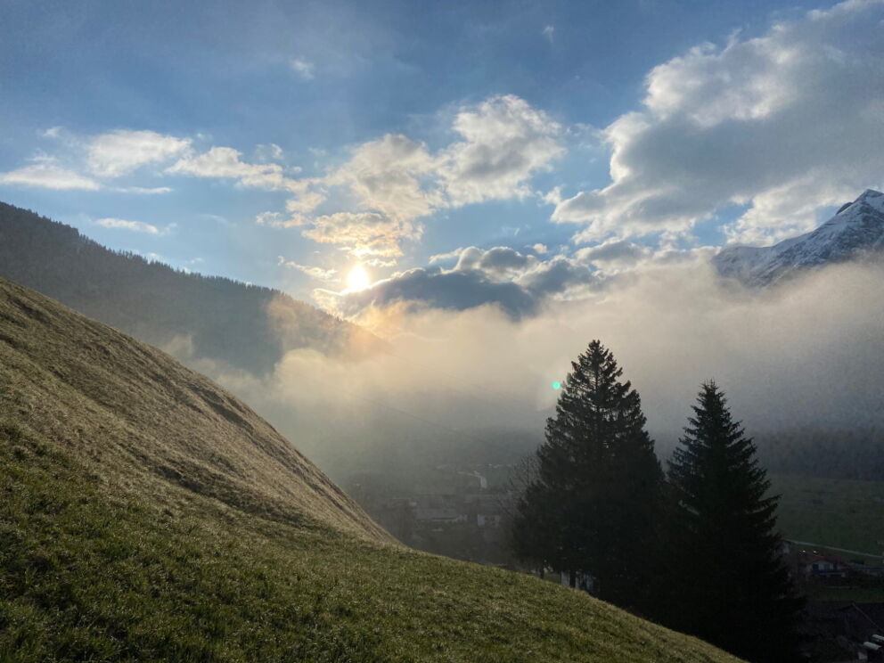 Frische Temeprauren im Lechtal-Wandern in den Morgenstunden. Blick nach Schönau.