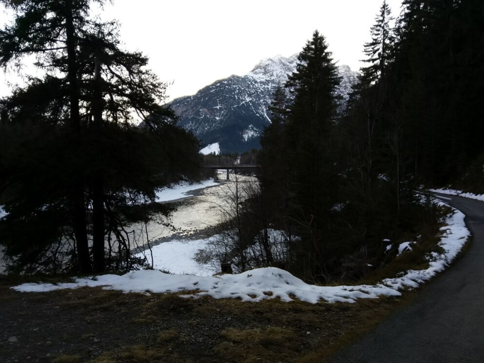 Wandern im Vorwinter auf schönen Höhenwegen durch das Lechtal.