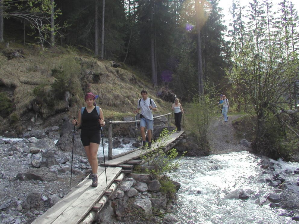 Körper aktivieren beim Kneippen mit kaltem Wasser.