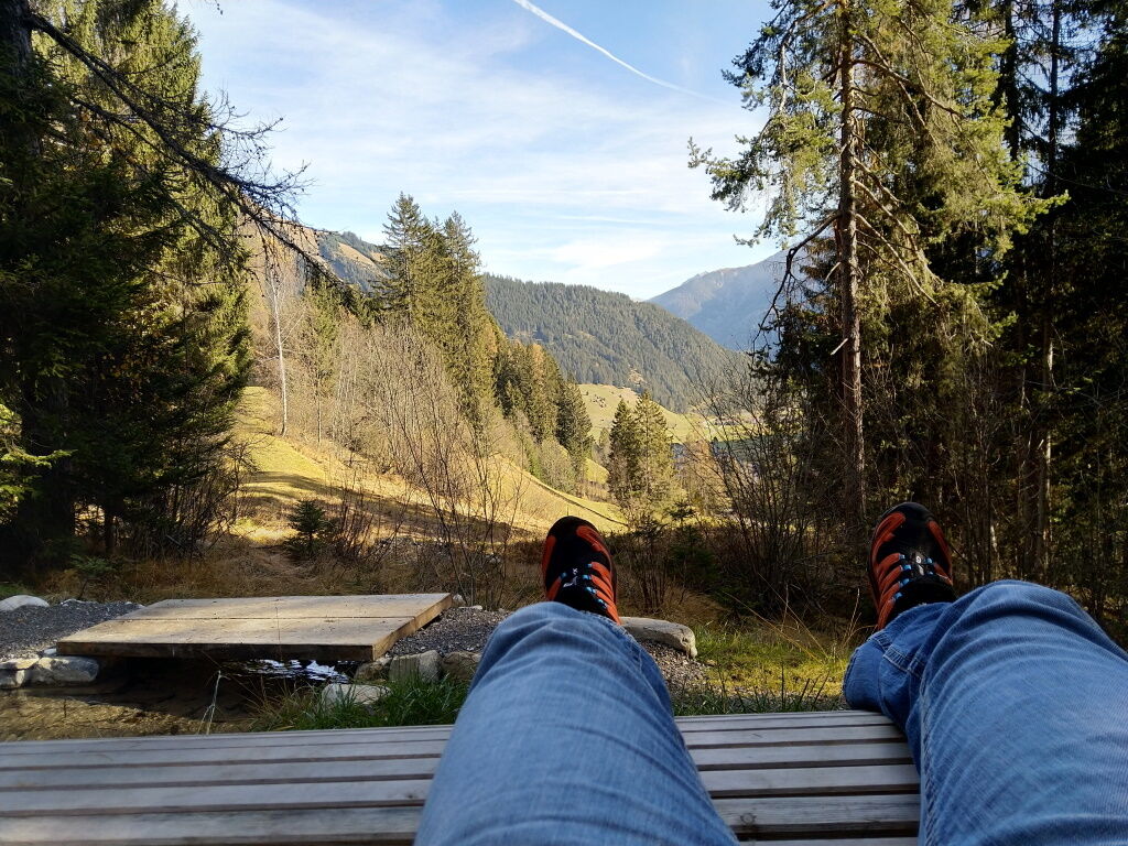 Ruhe genießen und abschalten. Geräusche am Vitalweg in Holzgau wahrnehmen