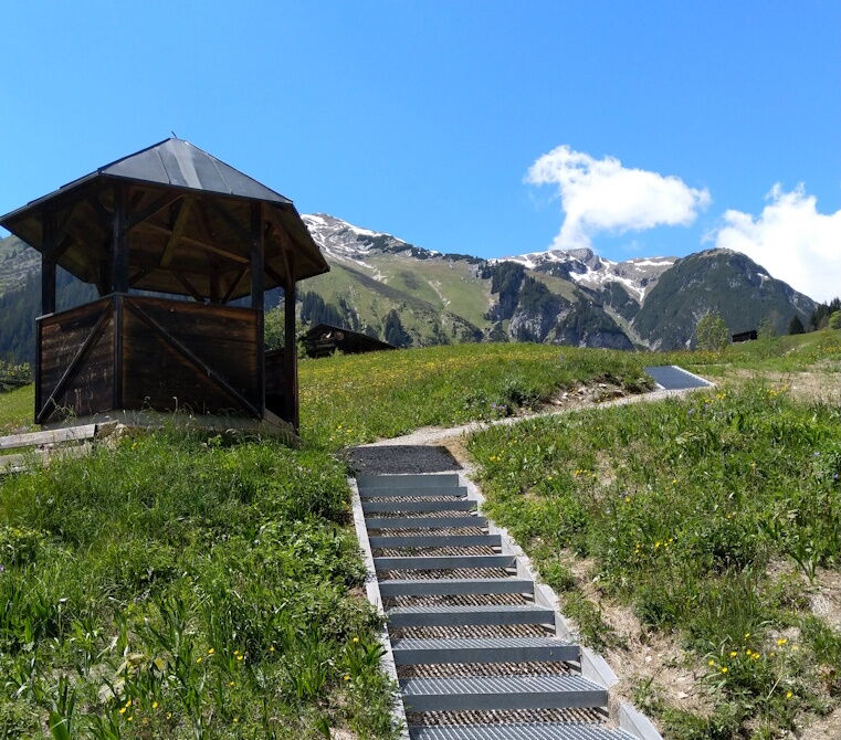 Wandern über die Stiege des Lebens am Vitalweg in Holzgau zur Hängebrücke.