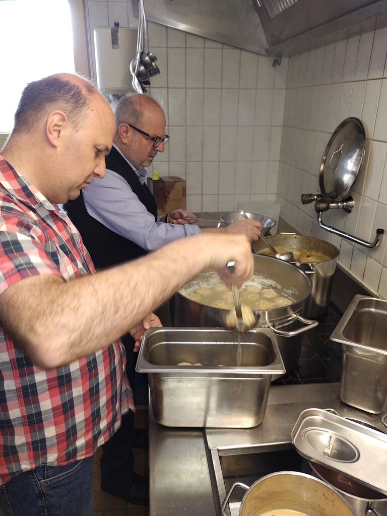 Abschöpfen der Suppe und der Speckknödel für den Suppensonntag in Holzgau.