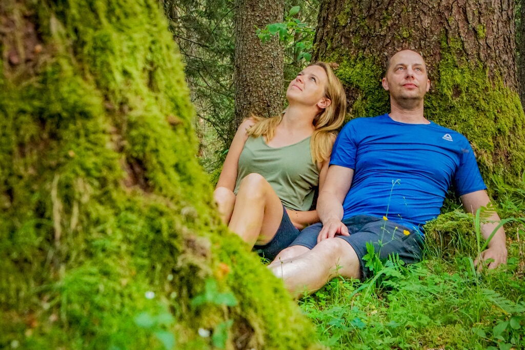 Die Ruhe genießen zu zweit beim Waldbaden.