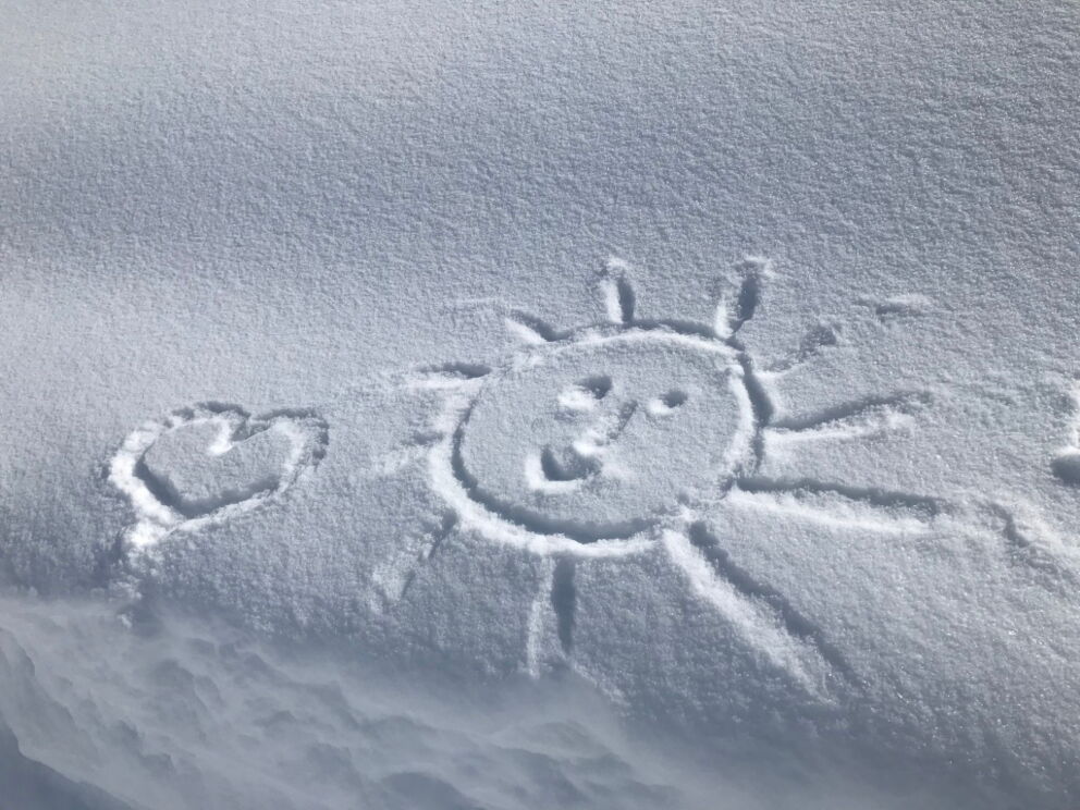 Sonnenbild im Pulverschnee beim Wandern im Lechtal.