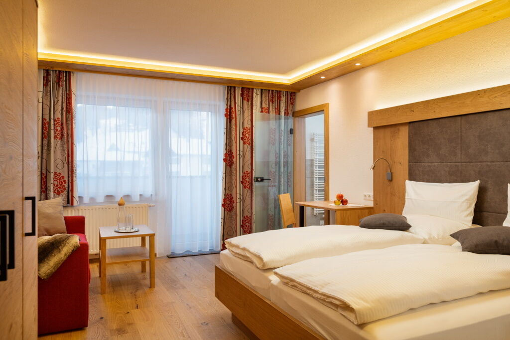 Komfortables Doppelbettzimmer mit großem Balkon in der ersten Etage.