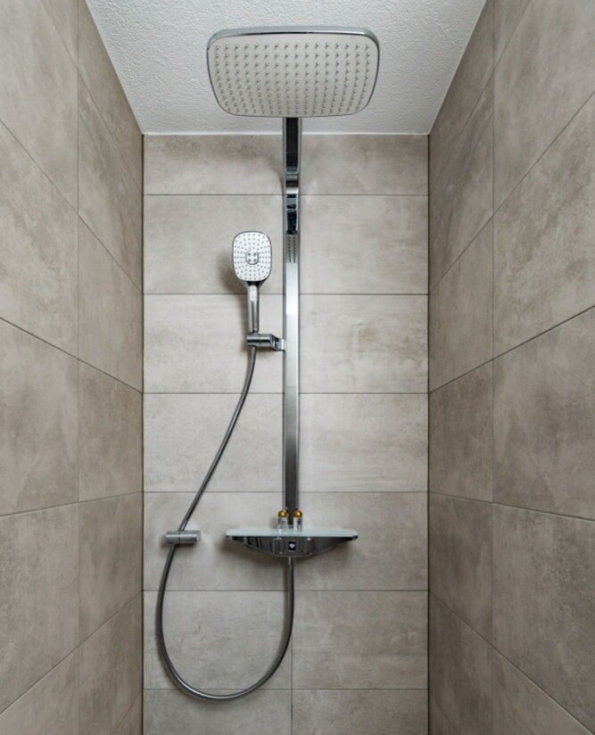 Geräumige Dusche mit viel Platz und Kneipp-Effekt in der Dorfstube.