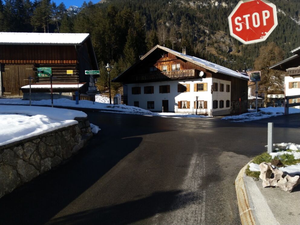 Von der Haltestelle GH-Kreuz in Vorderhornbach wandern Sie Richtung Hinterhornbach.