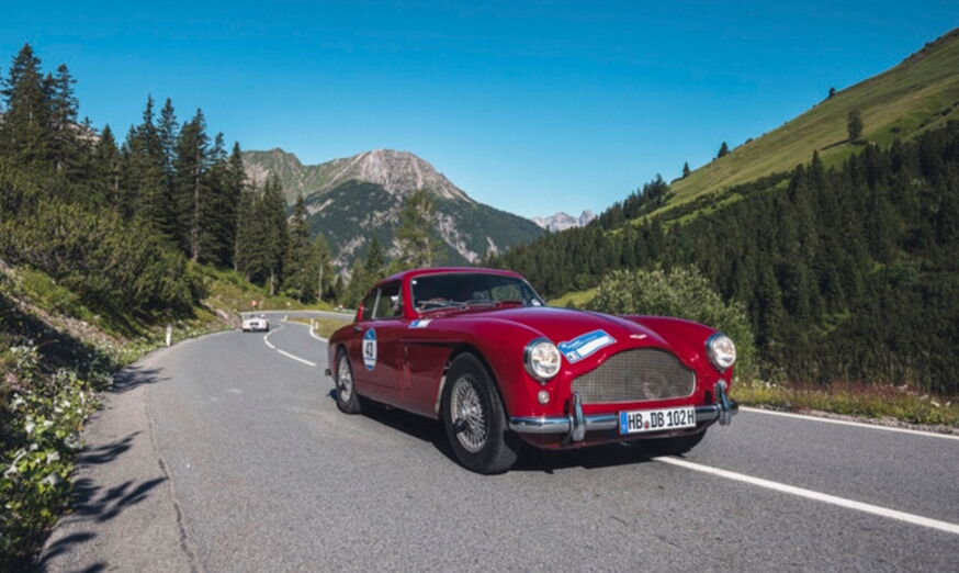 Ausfahrt mit den Oldtimern nach dem Frühstück in der Übernachtungs-Pension-Dorfstube.
