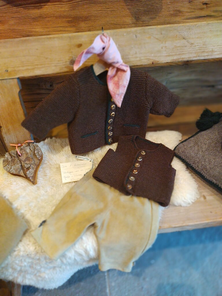 Atelier-Klosterhaus mit exclusiven Stücken auch für Kinder mit traditionellen, modischem Geschmack.