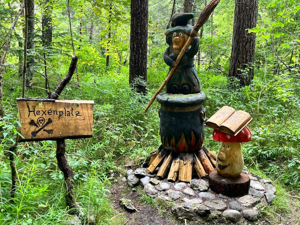 Zaubertrankzubereitung im Märchenwald mit der Kräuterhexe aus dem Naturpark-Lechtal.